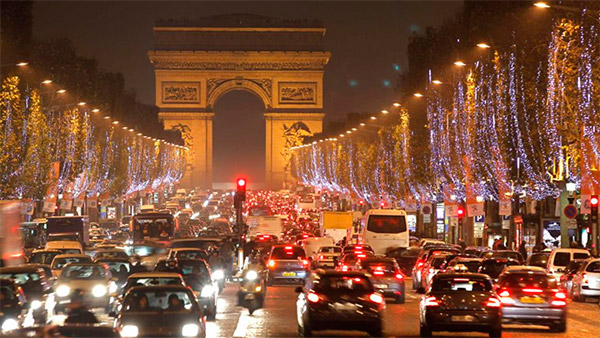 Париж ограничивает движение транспорта