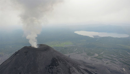 Вулканы Шивелуч и Карымский выбрасывают мощнейшие столбы пепла