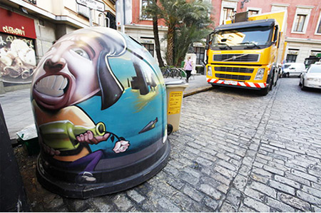 Забавные уличные бачки для мусора в Испании