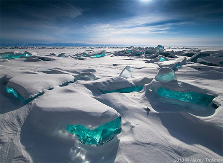 Изумрудный лед на знаменитом Байкале