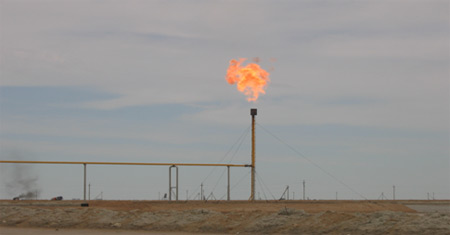 Факел сжигания попутного газа на месторождении