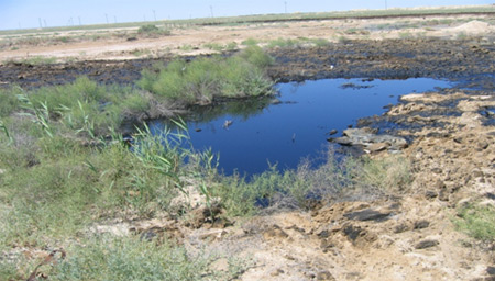 Разливы нефти на нефтяном месторождении