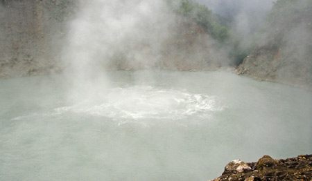 КИПЯЩЕЕ ОЗЕРО (ДОМИНИКА)